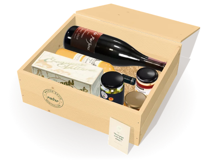Coffret Grand Soleil ouvert : Pic Saint-Loup rouge, Les Lembrusques, Muscat de Frontignan AOP, Croquants Villaret, Olives Lucques du Languedoc AOP, Confit d’oignons doux des Cévennes, Miel des Cévennes IGP