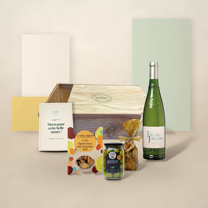 Coffret Garrigue : Picpoul de Pinet AOP, Olives Lucques du Languedoc AOP, Sablés à l’oignon doux des Cévennes, Kémias aux olives noires, avec sa caisse en pin et la carte à votre logo