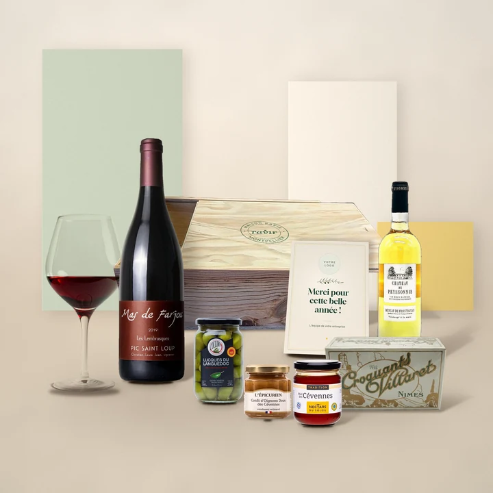 Coffret Grand Soleil : Pic Saint-Loup rouge, Les Lembrusques, Muscat de Frontignan AOP, Croquants Villaret, Olives Lucques du Languedoc AOP, Confit d’oignons doux des Cévennes, Miel des Cévennes IGP, avec sa caisse en pin et la carte à votre logo